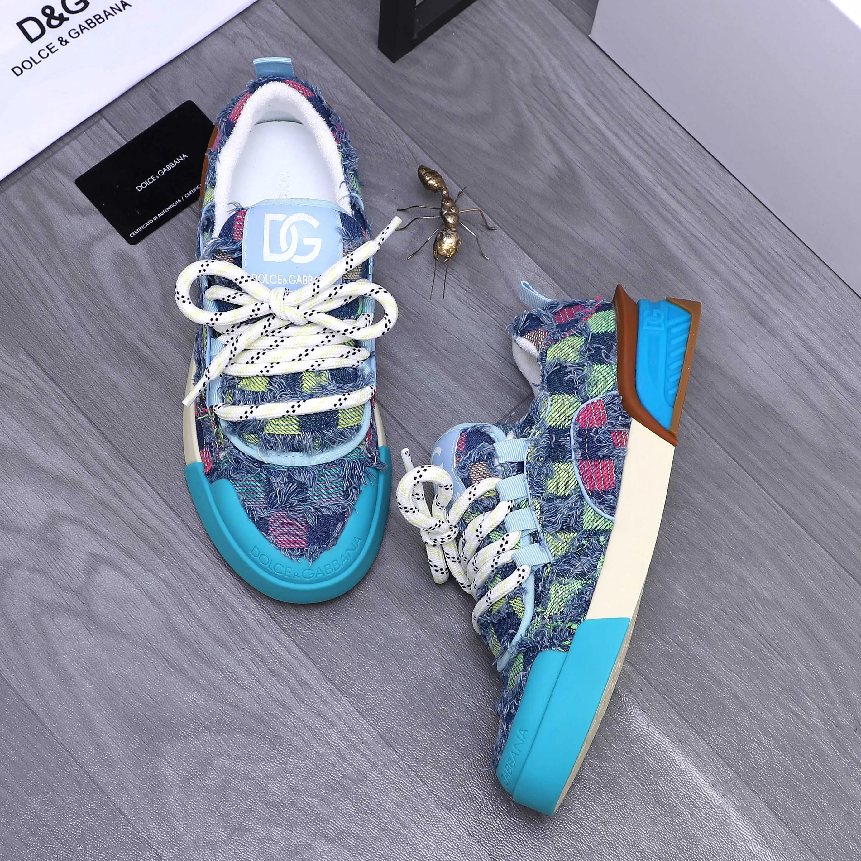 Men's shoes 💰500 Product trademark: DG (Dolce & Gabbana) Couple casual shoes Regular size: 35-46 Product materials: Selected denim stitching upper, short velvet lining, cowhide insole, original outsole
